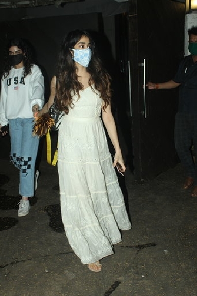 Mumbai: Actress Janhavi Kapoor and her sister Khushi Kapoor leave for the birthday celebrations of their grandmother in Mumbai on Sep 27, 2020. (Photo: IANS)