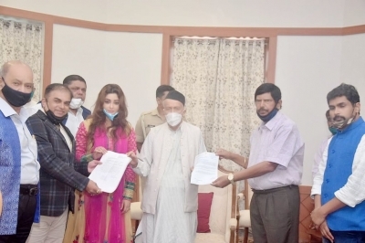 Payal Ghosh meets Maharashtra governor seeking Y category security Payal Ghosh meets Maharashtra governor seeking Y category security