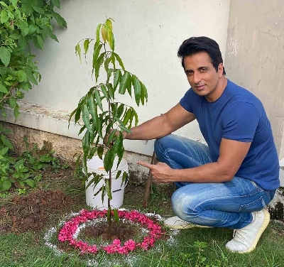 Hyderabad: Film actor Sonu Sood accepted the Green India Challenge given by director Srinu Vaitla and planted saplings at Ramoji Film City in Hyderabad on Sep 29, 2020. While appreciating the efforts taken up by Rajya Sabha MP Joginpally Santosh Kumar, Sonu Sood opined that post Covid, saving the environment has come to the center stage. He also stated that everyone should become part of saving the environment by planting saplings and nurturing them. (Photo: IANS)