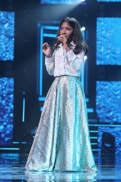 Himesh Reshammiya gives Bollywood offer to reality show participants.