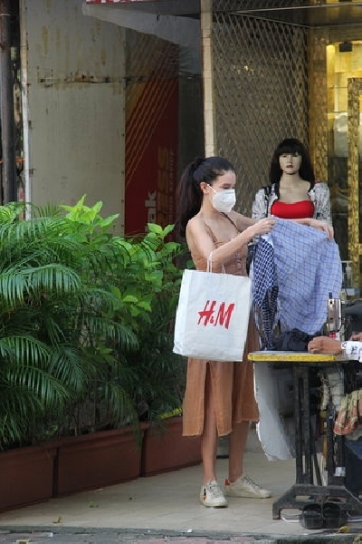 Mumbai: Actress Katrina Katrina Kaif's sister Isabella Kaif seen at Bandra in Mumbai on Sep 29, 2020. (Photo: IANS)