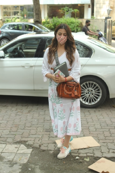 Mumbai: Actress Nupur Sanon seen at Bandra in Mumbai on Oct 5, 2020. (Photo: IANS)