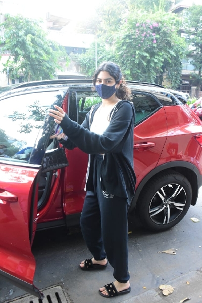 Mumbai: Actress Janhvi Kapoor's sister Khushi Kapoor seen at Mumbai's Khar on Oct 9, 2020. (Photo: IANS)