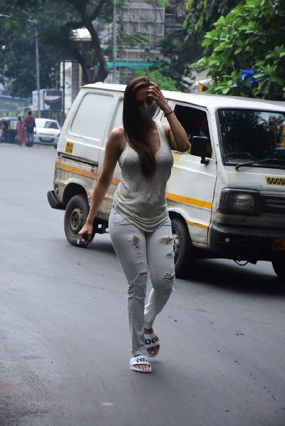Mumbai: Actress Malaika Arora seen at Bandra in Mumbai on Oct 10, 2020. (Photo: IANS)