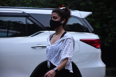 Mumbai: Actress Nimrat Kaur seen during an evening walk at Carter road in Mumbai on Oct 12, 2020. (Photo: IANS)