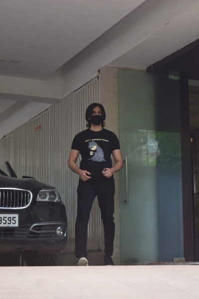 Mumbai: Kartik Aryan seen at Manish Malhotra's house in Mumbai's Bandra on October 18, 2020. (Photo: IANS)