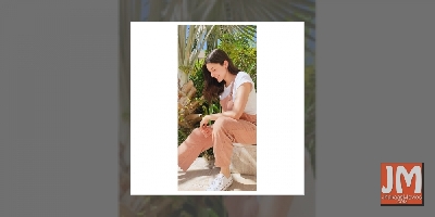 Anushka Sharma flaunts pregnancy glow