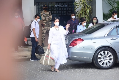 Mumbai: Actors Kareena Kapoor Khan, Saif Ali Khan and their son Taimur Ali Khan seen at Chhatrapati Shivaji Maharaj International Airport in Mumbai on Oct 21, 2020. (Photo: IANS)
