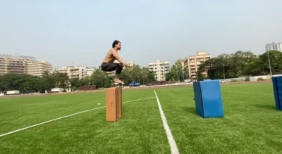 Tiger Shroff burns cake calories. Tiger Shroff burns cake calories.