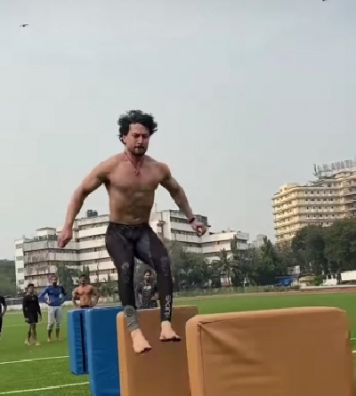 Tiger Shroff burns cake calories