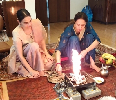 Hema Malini performs havan on daughter Esha Deol Hema Malini performs havan on daughter Esha Deol