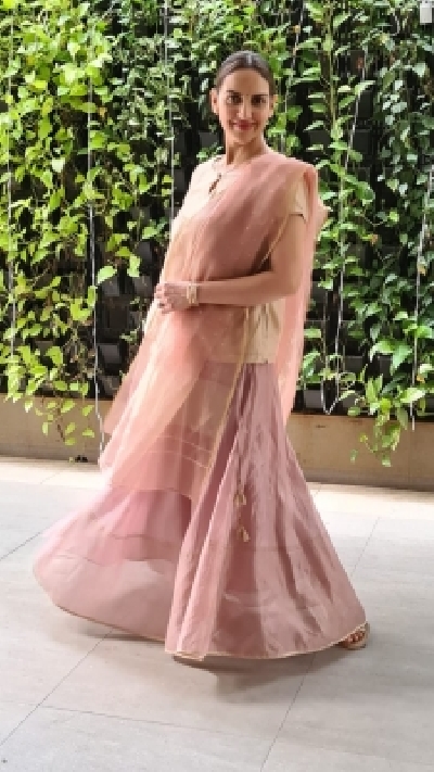 Hema Malini performs havan on daughter Esha Deol