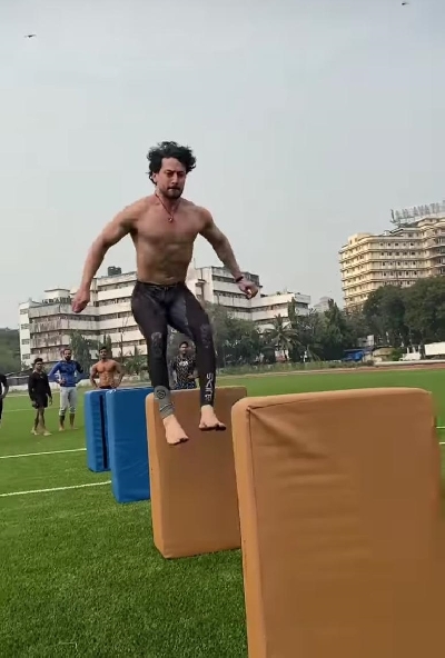 Tiger Shroff burns cake calories.