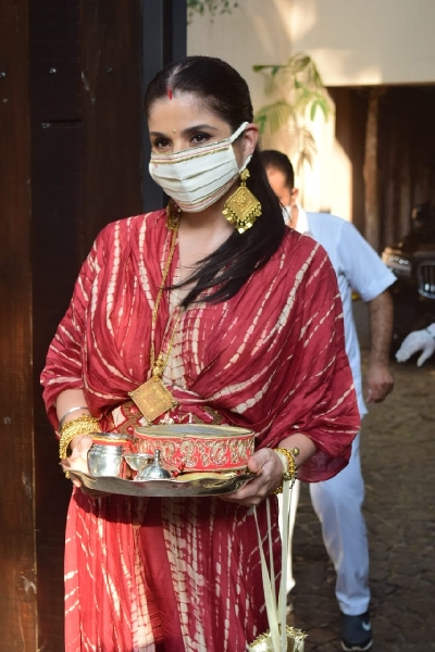 Mumbai: Actor Sanjay Kapoor's wife Maheep Kapoor during Karwa Chauth celebrations, in Mumbai on Nov 4, 2020. (Photo: IANS)