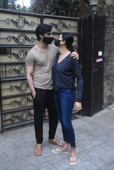 Mumbai: Actress Sushmita Sen and her boyfriend Rohman Shawl seen at Bandra in Mumbai on Nov 3, 2020. (Photo: IANS)