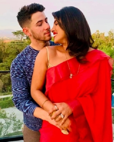 Priyanka-Nick look deeply in love in Karwa Chauth photos. Priyanka-Nick look deeply in love in Karwa Chauth photos.