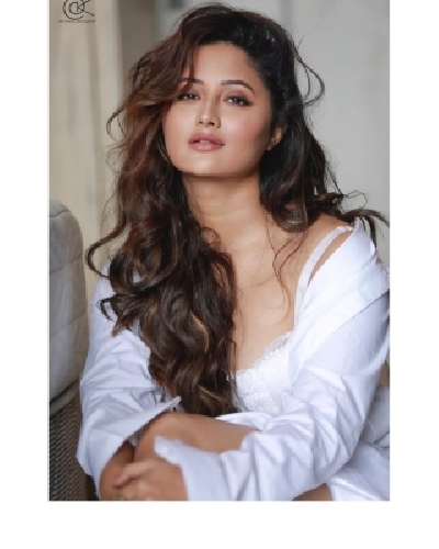 Sultry Saturday: Rashami Desai keeps it white hot .