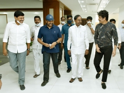 Hyderabad: Telugu actors Chiranjeevi and Nagarjuna called on Telangana Chief Minister K. Chandrasekhar Rao at Pragathi Bhavan in Hyderabad on Nov 7, 2020. (Photo: IANS) Hyderabad: Telugu actors Chiranjeevi and Nagarjuna called on Telangana Chief Minister K. Chandrasekhar Rao at Pragathi Bhavan in Hyderabad on Nov 7, 2020. (Photo: IANS)