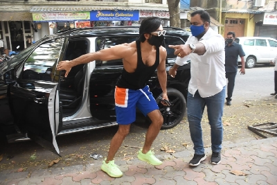 Mumbai: Actor Ranveer Singh seen at Prabhadevi in Mumbai on Nov 7, 2020. (Photo: IANS)