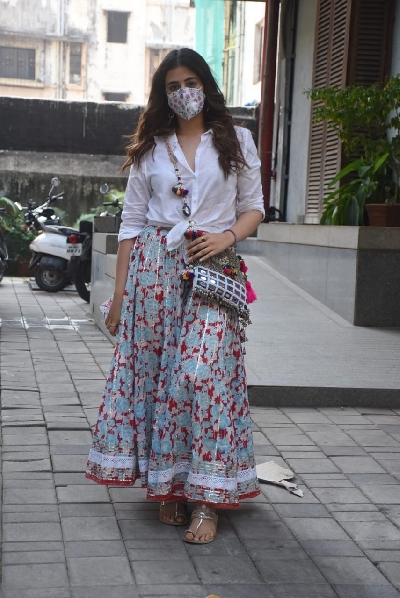 Mumbai: Actress Nupur Sanon seen at Bandra in Mumbai on Nov 10, 2020. (Photo: IANS)