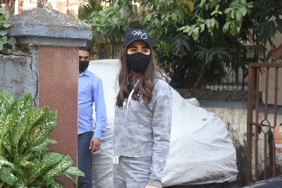 Mumbai: Actress Pooja Hegde seen at Bandra in Mumbai on Nov 10, 2020. (Photo: IANS)