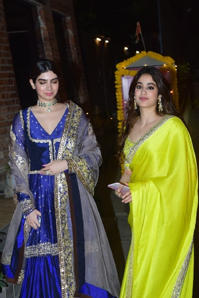 Mumbai: Janhvi And Khushi Kapoor at Boney Kapoor's Office in Mumbai's Andheri on November 14, 2020. (Photo: IANS)