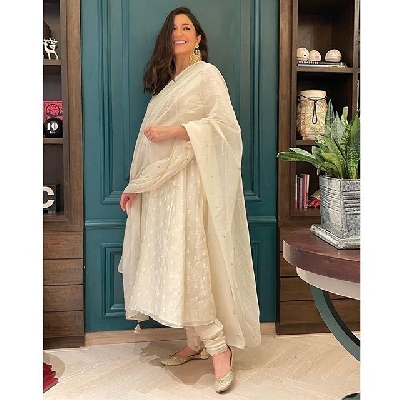 Anushka flaunts pregnancy glow in white ensemble