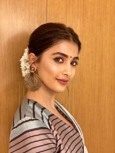 Actress Pooja Hegde has made a donation of Rs 2.5 lacs for two children suffering from cancer. Recently, she attended an event hosted by, CURE Foundation. The event was held to announce the 6th Biennial Actress Pooja Hegde has made a donation of Rs 2.5 lacs for two children suffering from cancer. Recently, she attended an event hosted by, CURE Foundation. The event was held to announce the 6th Biennial