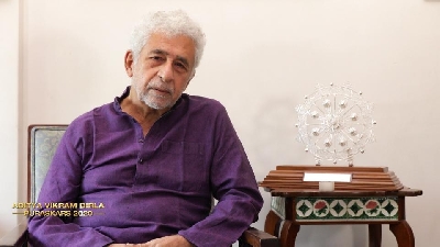 Naseeruddin Shah receives Aditya Vikram Birla Kalashikhar Puraskar.