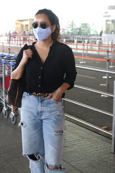 Mumbai: Actress Neha Sharma seen at the Chhatrapati Shivaji Maharaj International Airport in Mumbai on Nov 24, 2020. (Photo: IANS)