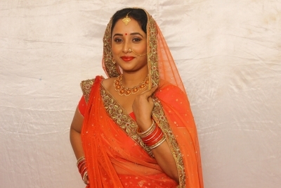 Bhojpuri actress Rani Chatterjee has fun with dialogues on TV image. Bhojpuri actress Rani Chatterjee has fun with dialogues on TV image.