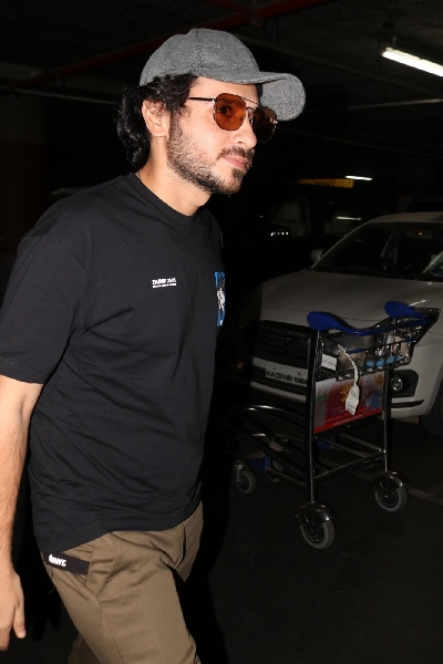 Mumbai: Actor Divyendu Sharma seen at the Chhatrapati Shivaji Maharaj International Airport in Mumbai on Nov 26, 2020. (Photo: IANS)