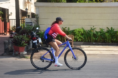 Mumbai: Actress Aisha Sharma seen cycling at Bandra in Mumbai on Nov 30, 2020. (Photo: IANS)