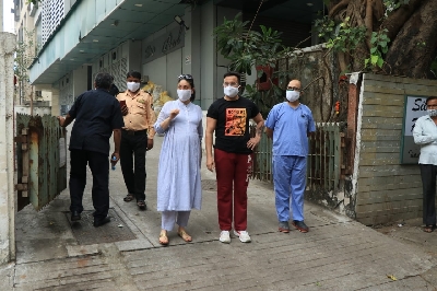 Mumbai: Star couple Kareena Kapoor Khan and Saif Ali Khan seen at a Bandra clinic in Mumbai on Dec 11, 2020. (Photo: IANS)