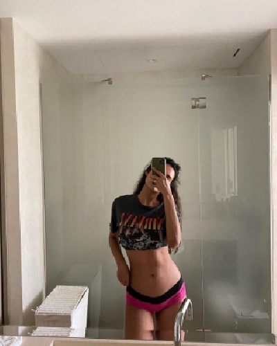 Esha Gupta flaunts toned midriff. Esha Gupta flaunts toned midriff.