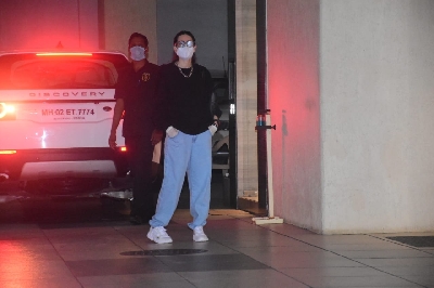 Mumbai: Actress Karisma Kapoor seen at her mother Babita's residence in Mumbai's Bandra on Dec 16, 2020. (Photo: IANS)