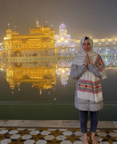Kirti Kulhari visits Golden Temple to seek blessings