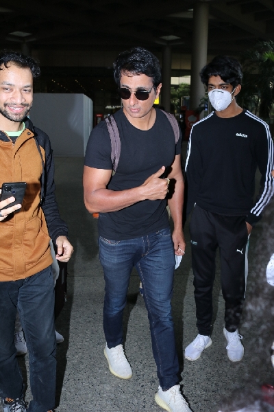 Mumbai: Actor Sonu Sood seen at the Chhatrapati Shivaji Maharaj International Airport in Mumbai on Dec 31, 2020. (Photo: IANS)