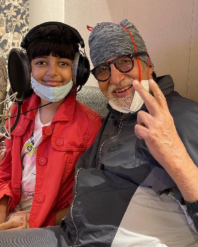 Big B makes music with Aaradhya, Aishwarya and Abhishek. (photo:instagram)