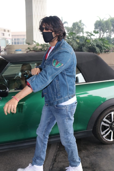 Mumbai: Actor Kartik Aaryan seen at the Chhatrapati Shivaji Maharaj International Airport in Mumbai on Jan 2, 2021. (Photo: IANS)