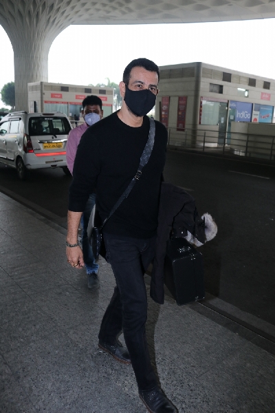 Mumbai:  Ronit Roy Spotted At Airport Departure (Photo: IANS)