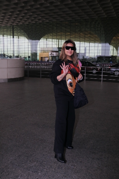 Mumbai: Urvashi Dholakia Spotted At Airport Departure (Photo: IANS)