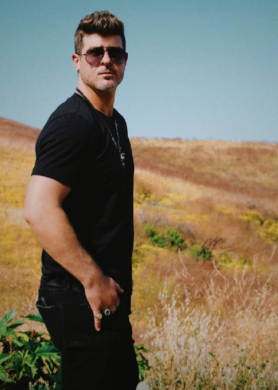 Robin Thicke wants to collaborate with Drake on original music