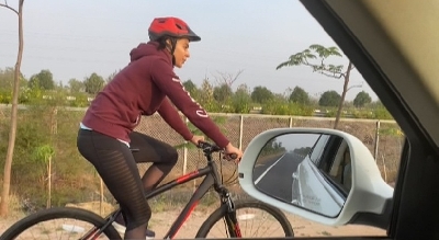 Rakul Preet cycles her way to film set (Credit: Instagram)