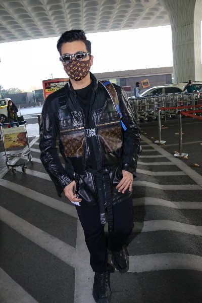 Mumbai: Karan Johar seen at Airport Departure on Friday, 29 January 2021.(Ians:photo)