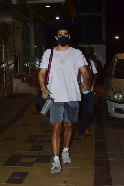 Mumbai: Aditya Roy Kapoor spotted at Dance Class khar on Jan 30, 2021. (Photo: IANS)
