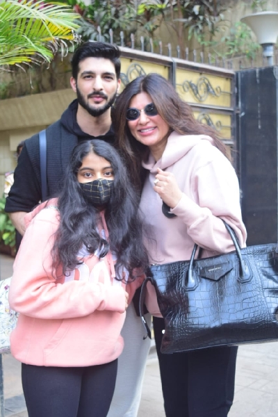 Mumbai: Sushmita Sen with her daughter & Boyfriend at Bandra on Jan 29, 2021. (Photo: IANS)