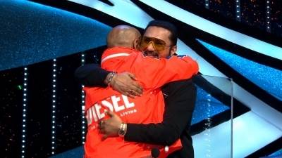 Yo Yo Honey Singh, Vishal Dadlani hug and patch up on Indian Idol 12 Yo Yo Honey Singh, Vishal Dadlani hug and patch up on Indian Idol 12
