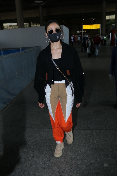 Mumbai: Alia Bhatt seen at Airport  on Monday , 1 February 2021. (Photo: IANS/Sanjay Tiwari)