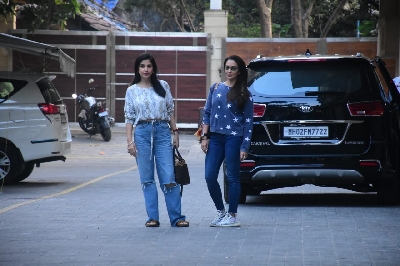 Mumbai: Seema Khan And Maheep Kapoor Spotted at Amrita Arora HouseFor Birthday Party on Feb 01, 2021. (Photo: IANS)